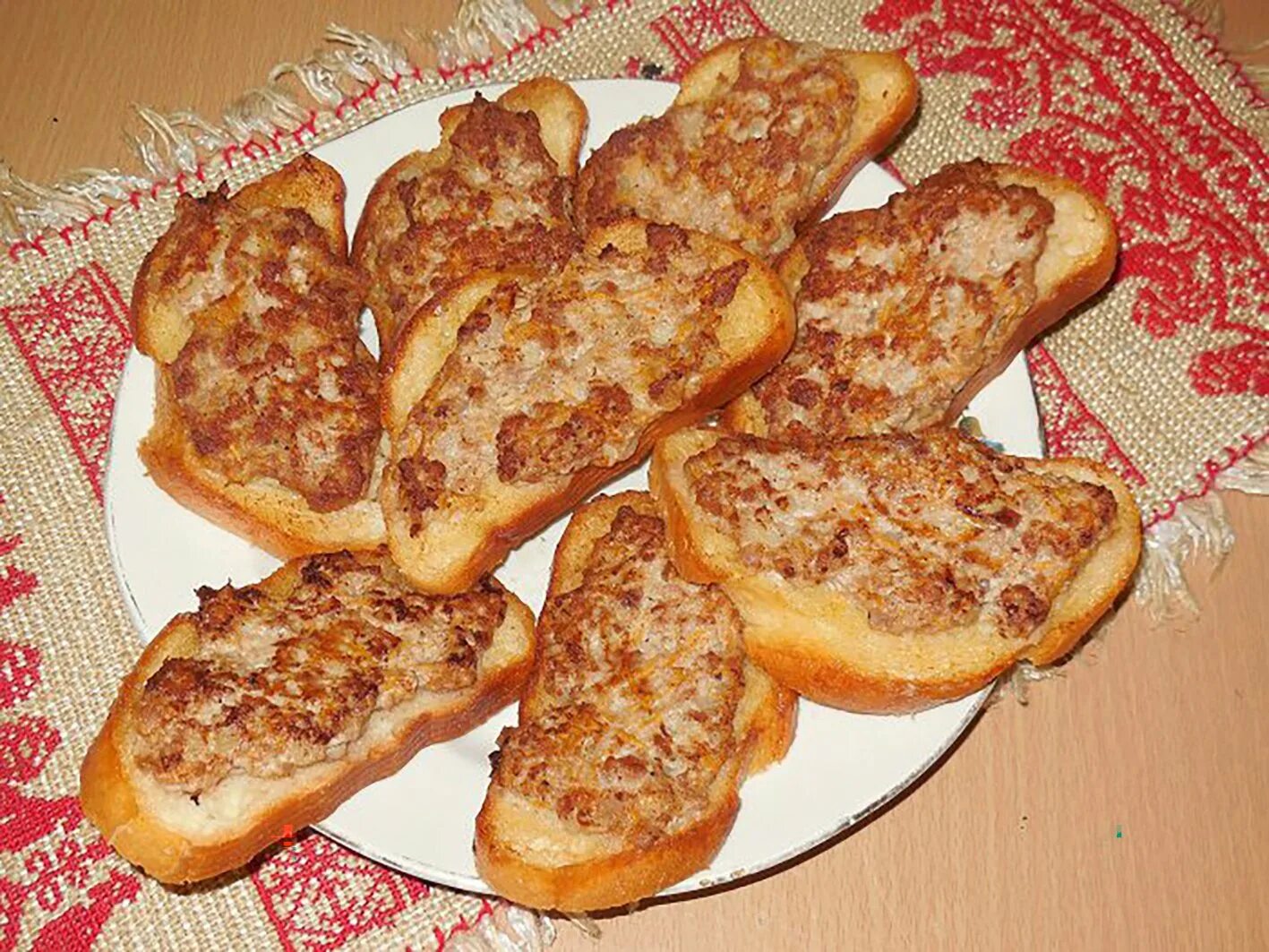 Бутерброд с фаршем и сыром. Горячие бутерброды на сковороде. горячие бутерброды с фаршем. горячие бутерброды с фаршем в духовке. бутерброд с фаршем на сковороде горячий.
