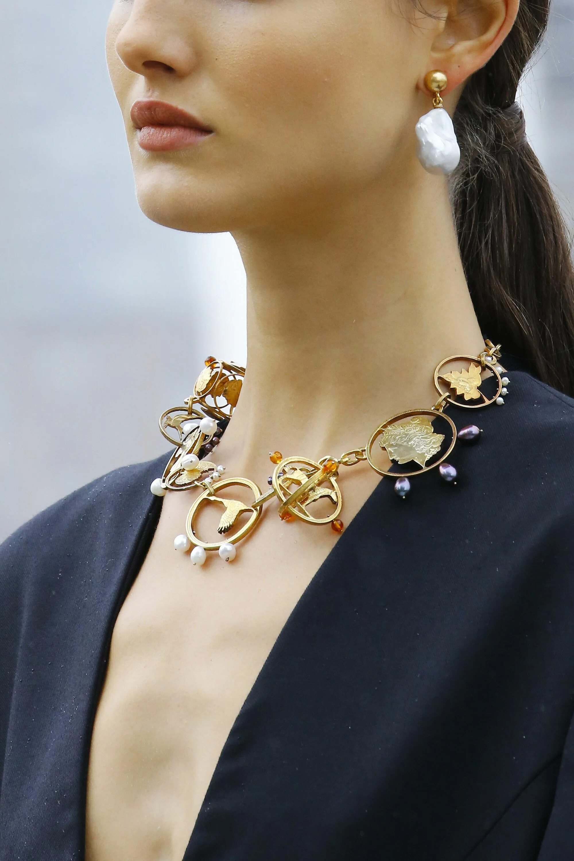 стильные украшения. ожерелье булгари кира найтли. массивные украшения. бижутерия комплект тренд 2022. крупные украшения.