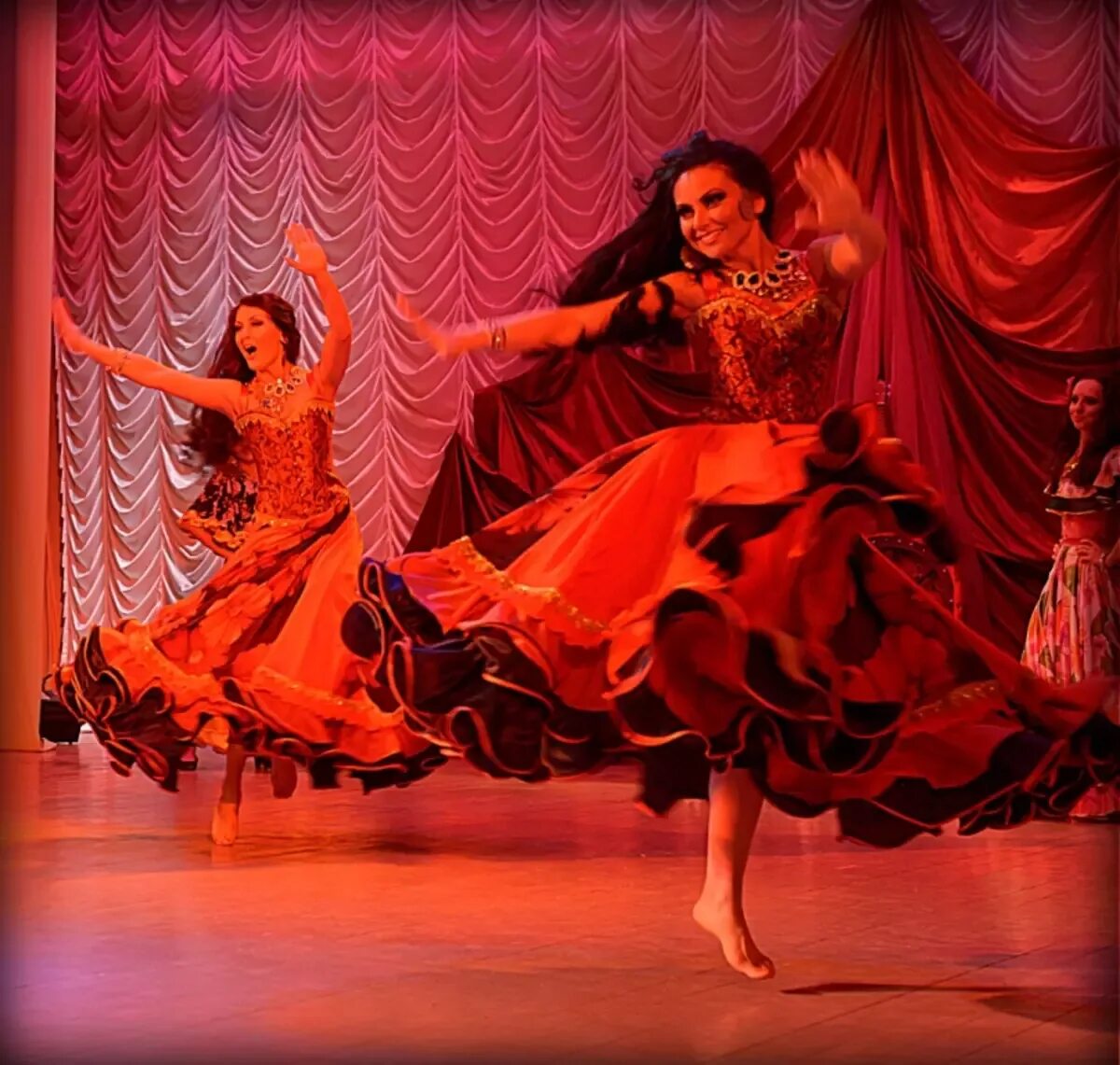 Цыганский танец. Цыганский народный танец. Цыганка танцует. Национальные танцы цыган.
