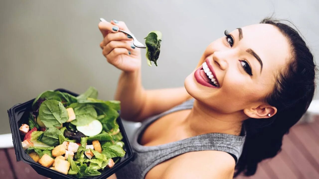 Девушка с едой. Diabetic friendly restaurants. Девушка на диете. Ест овощи. Здоровое питание.