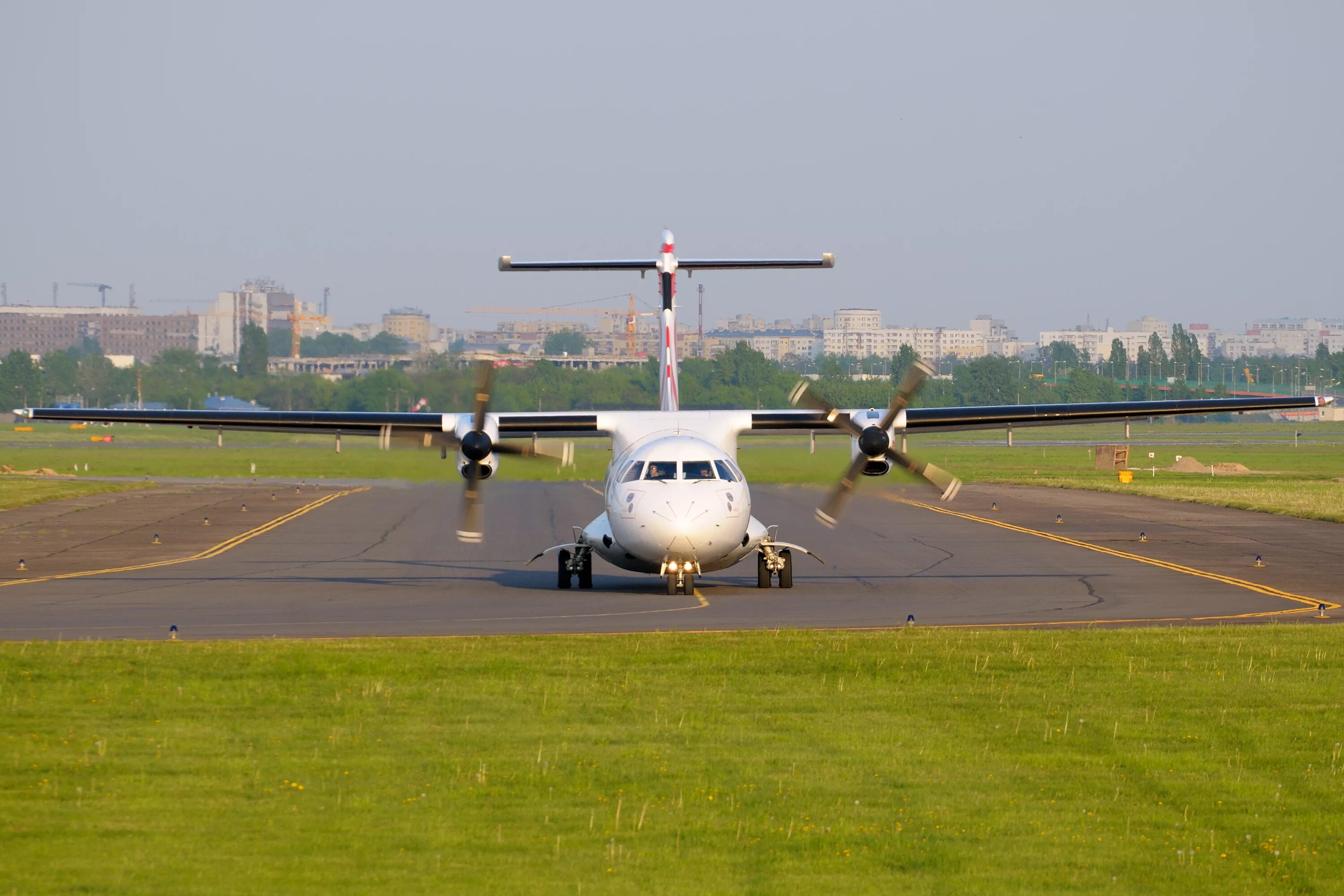 Турбовинтовой самолет пассажирский. Турбовинтовой пассажирский самолет ATR 72. Турбовинтовой ATR 72-202 Tuninter. Бразильские пассажирские самолеты турбовинтовые. Боинг турбовинтовой.