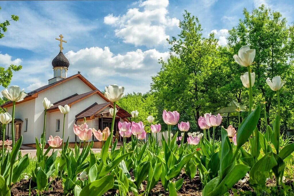 Храм иоанна кронштадтского на кронштадтском бульваре москва. Храма святого праведного иоанна кронштадтского в головино. Храм в головино на кронштадтском. Храм кронштадтского в головине. Голгофа в храме иоанна кронштадтского жулебино.