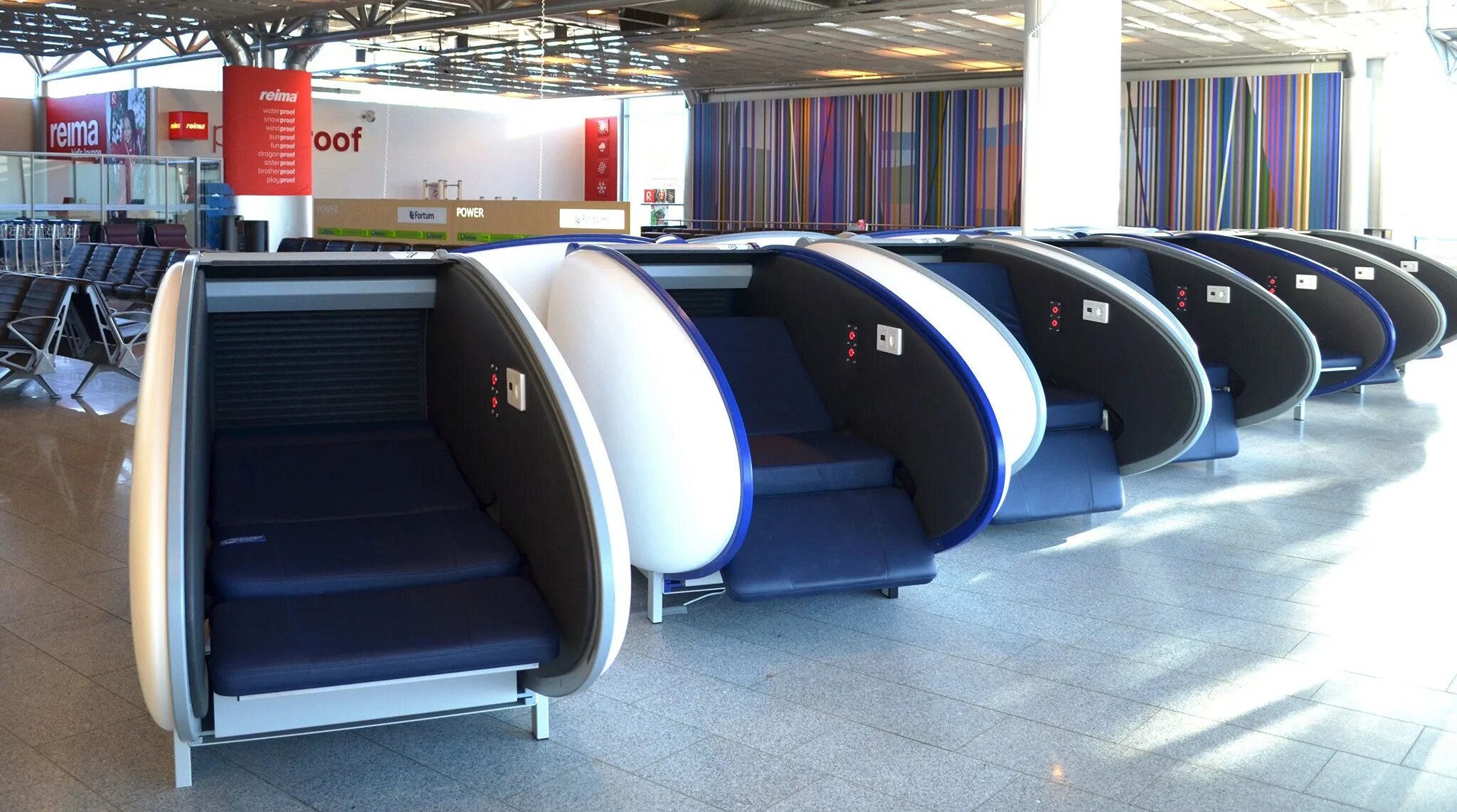 Поспать в шереметьево. GOSLEEP Абу Даби. GOSLEEP pods. Кресла в аэропорту. Спальные места в аэропорту Шереметьево.