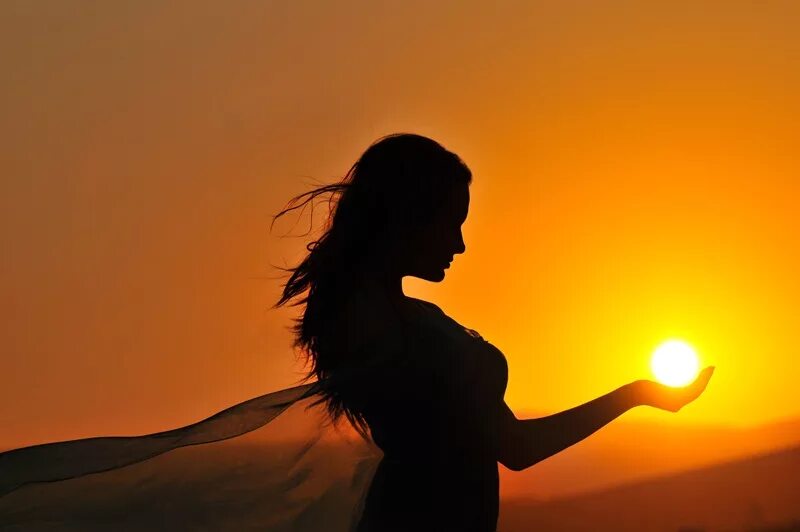 Мечтаю о солнце. Девушка и солнце. Солнце в руках. Солнце и человек. Солнечная девушка.
