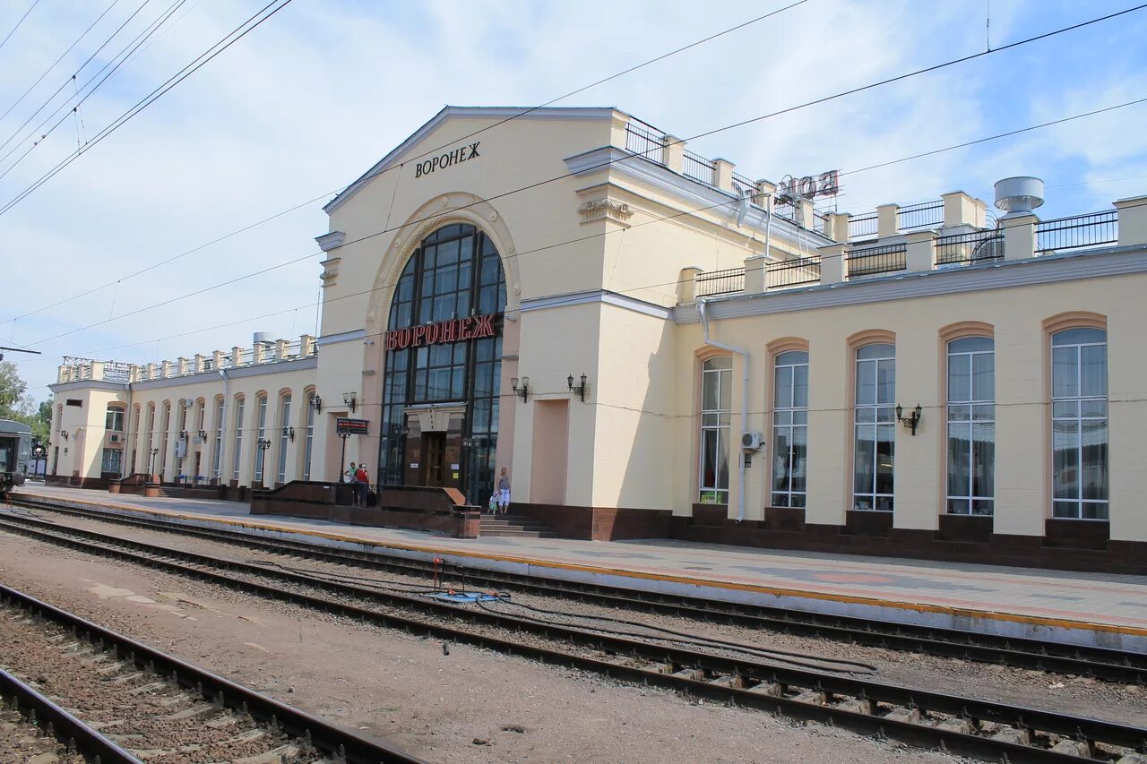 Вокзал воронеж 1 платформа. Площадь генерала черняховского воронеж вокзал. Железнодорожное время воронеж. Паровоз воронеж графское. Воронежский вокзал воронеж 1.