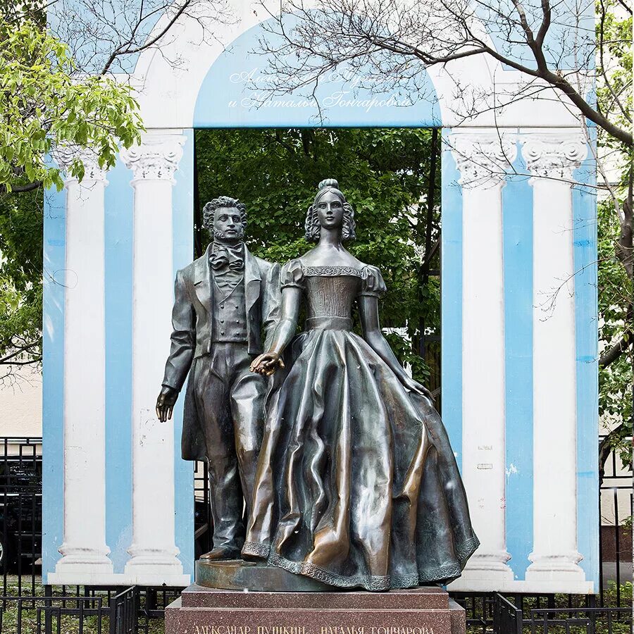 памятник пушкину и гончаровой в москве. памятник александру пушкину и наталье гончаровой. александр пушкин и наталья гончарова памятник. памятник пушкину и гончаровой. памятник пушкину и гончаровой ханты мансийск.