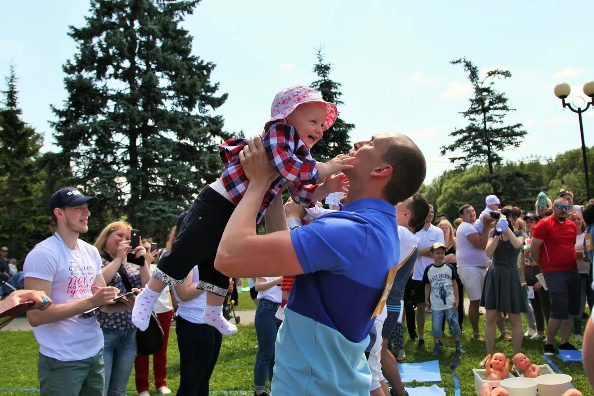 Празднование дня отца. Празднование дня отца в России. Семейный фестиваль. Семейный праздник в парке.