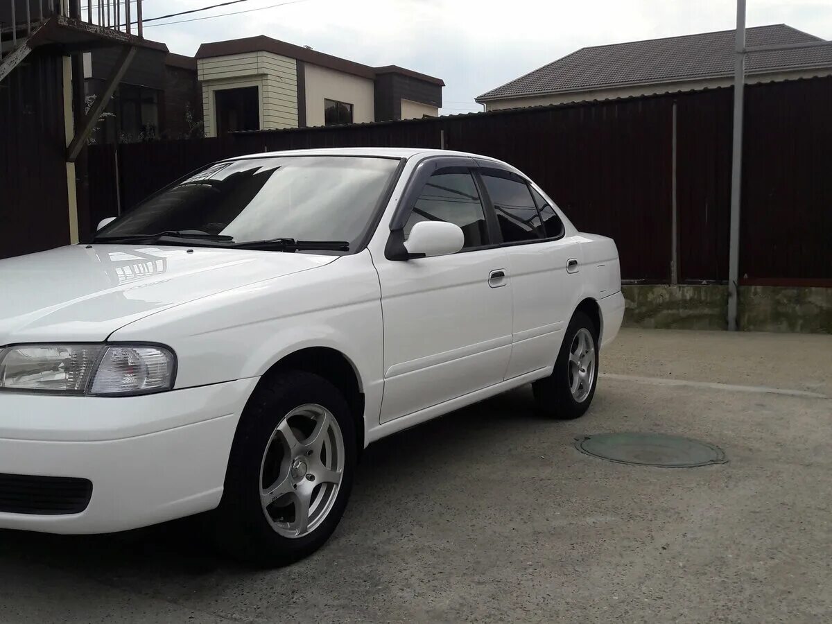 Санни бел. Nissan Sunny 2003 белый. Ниссан Санни белый 2003. Ниссан Санни 2003 седан. Ниссан Санни 2003 рассверловка.