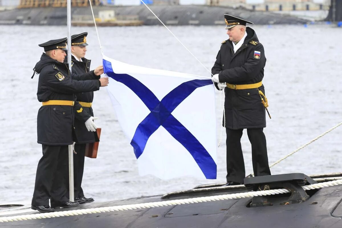 Военно морской флот годовщина. Андреевский флаг Северный флот. Андреевский флаг ВМФ. Корабль ВМФ России с Андреевским флагом.