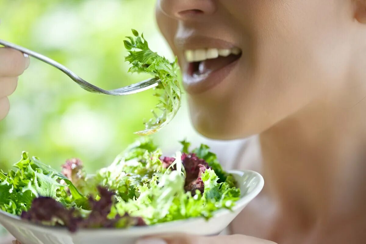 Девушка ест салат. Женщина ест зелень. Девушка с салатом. Девушка и зелень салата.