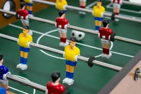 Футбол руками играть