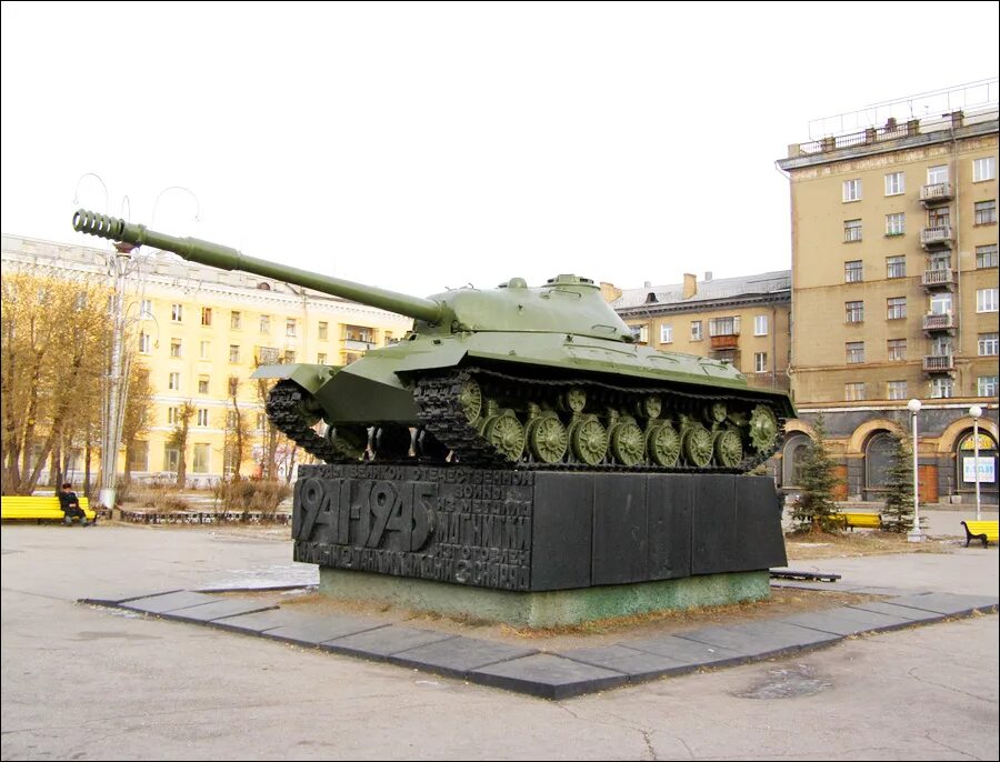 Каждый второй танк и каждый третий снаряд. Монумент танк Магнитогорск. Памятник танк в Магнитогорске. Танк т 34 в Магнитогорске. Танк на площади Победы в Магнитогорске.