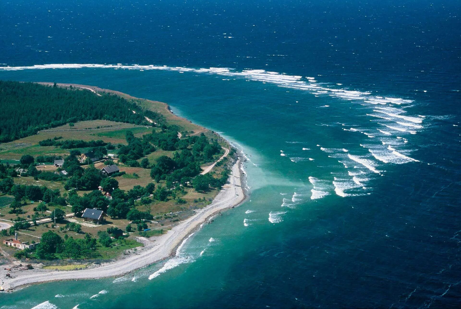 Two large islands. Остров Сааремаа Эстония. Остров Эзель Сааремаа. Остров Сааремаа (Северная часть Рижского залива Балтийского моря). Эстония остров Сааремаа фото.