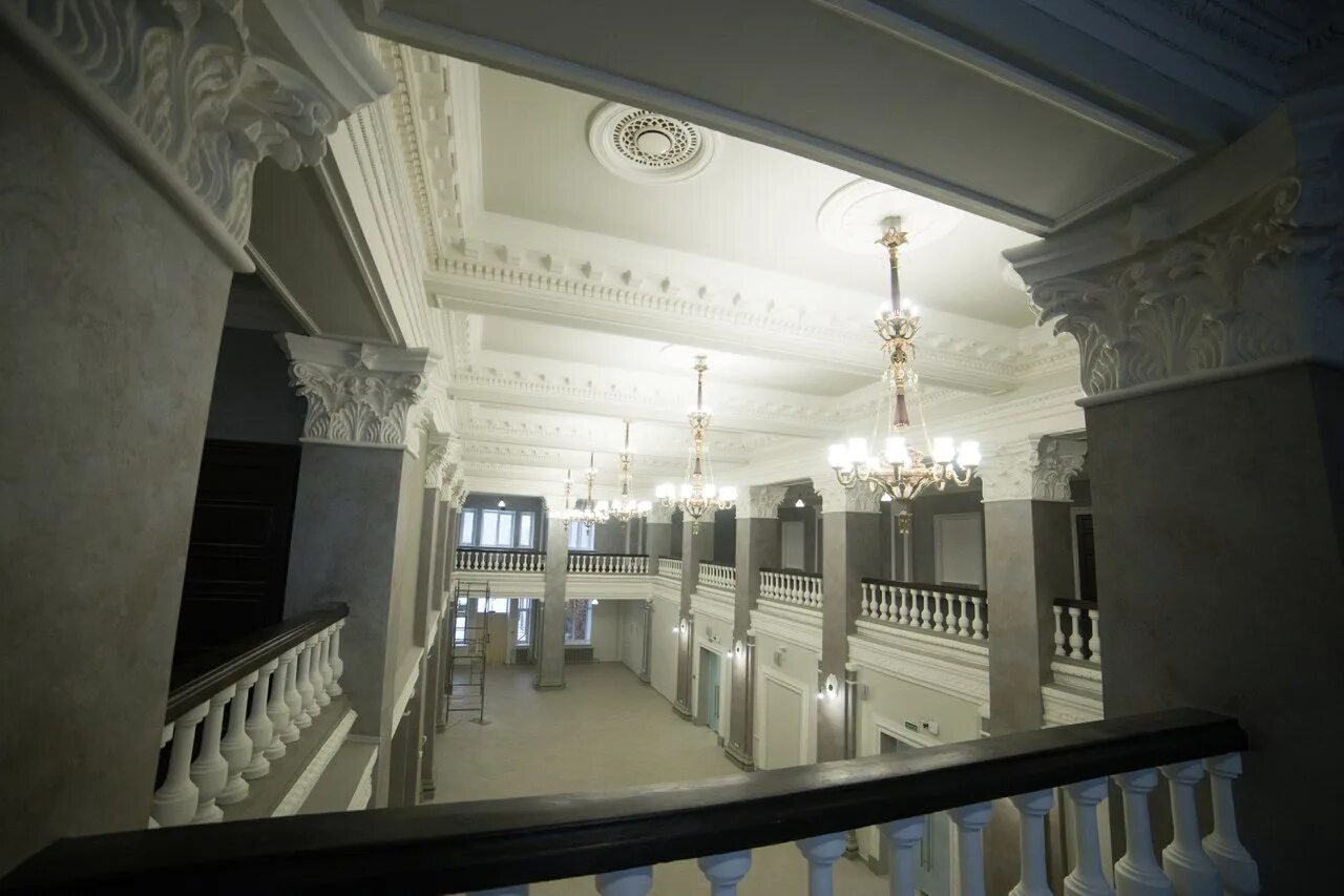 атриум ремонт. атриум ремонт. культурное пространство каменка красноярск. дизайн лестницы в офисе. атриум ремонт.