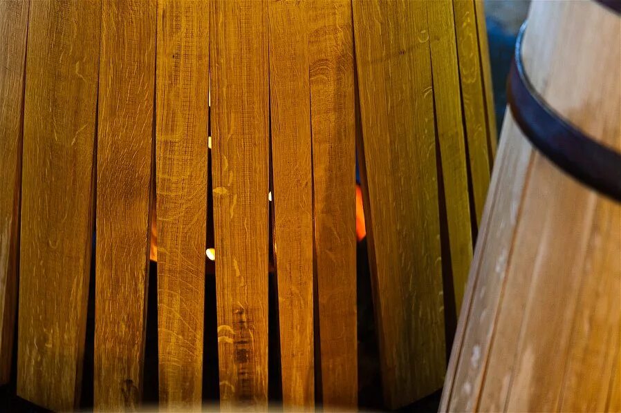 Клепка для бочек. Бочонок из дерева. Коньячные бочки. Кадки из дуба обожженные. Дубовая клепка.