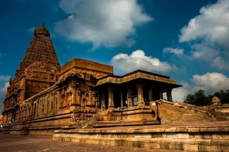 Great temple. Большой храм Шивы в Танджуре. Храмы Чола Танджавур. Храма танцующего Бога Брихадешвара. Храм Брихадешвара Индия.