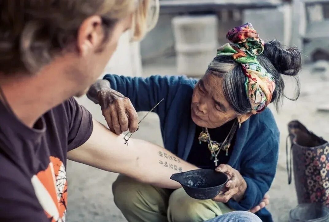 Вангу китайский. Ванг-од 103-летняя легендарная татуировщица с Филиппин. Ванг од 103 года татуировщица. 102 Летняя татуировщица из Филиппин.
