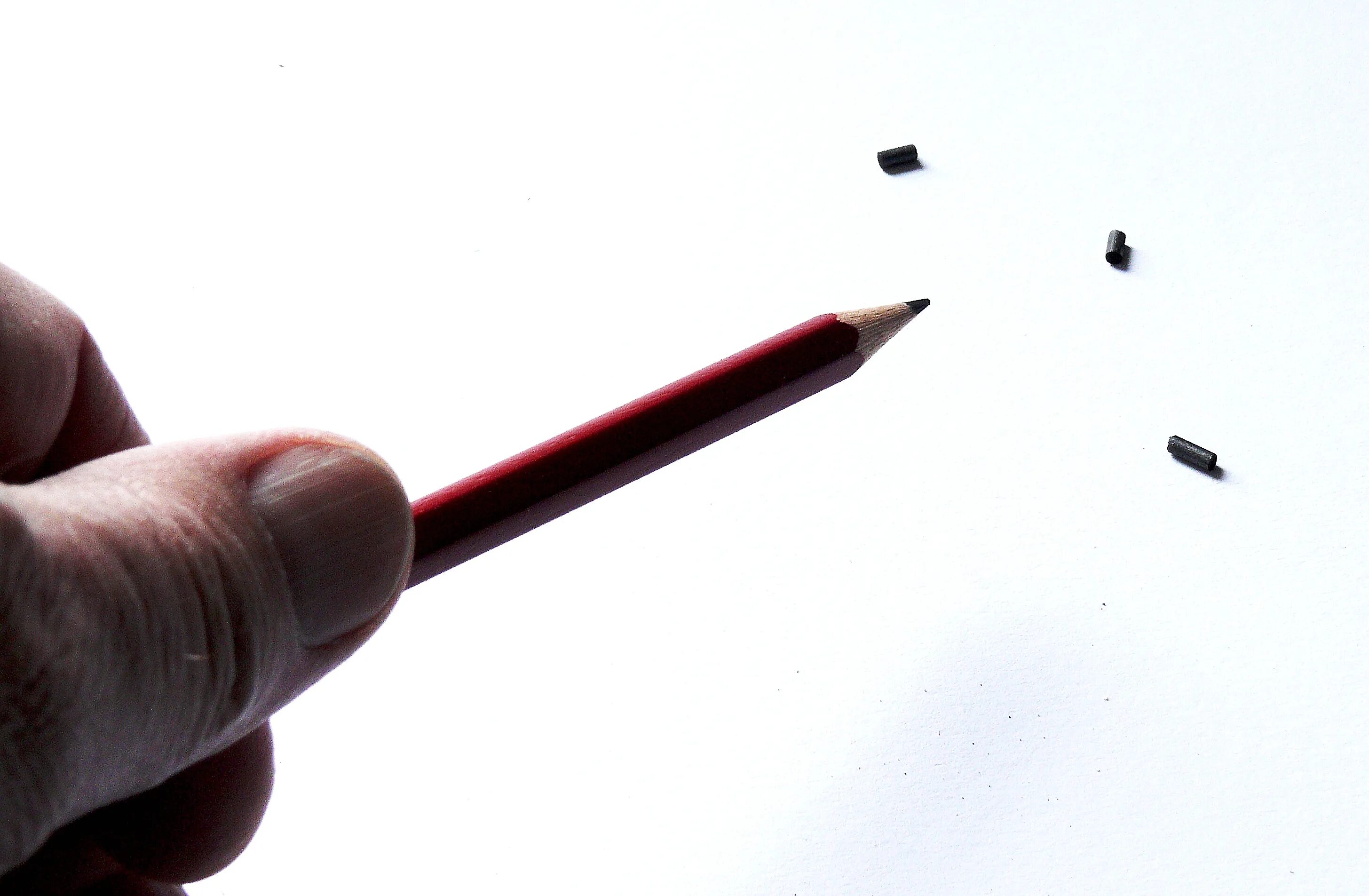 Разбить бесплатный. Сломанный карандаш. Сломанный карандаш рисунок. Сломанный карандаш в руке. Пальцы карандашом.