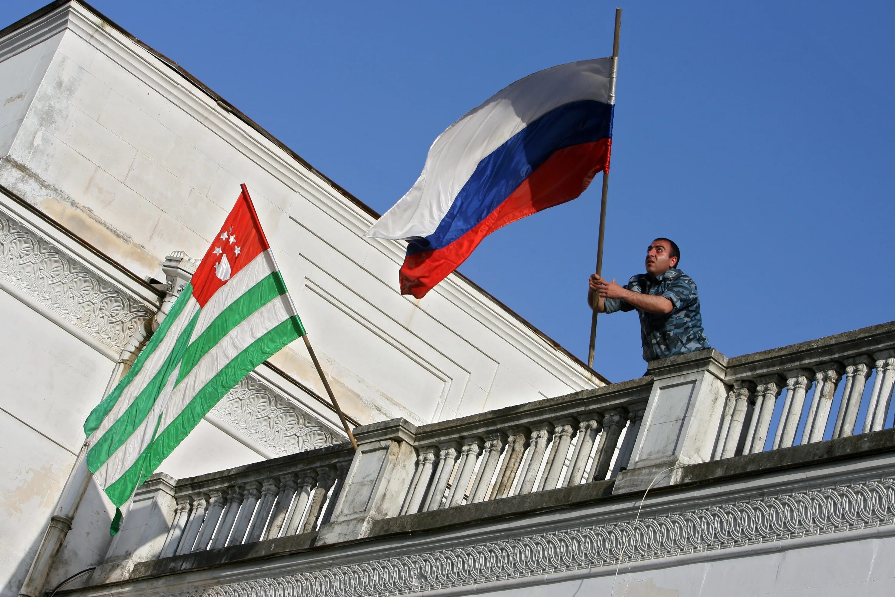 РФ признала независимость Абхазии. Абхазия признала ДНР. Флаг России и Абхазии. Флаги РФ И Абхазии. Абхазия российское гражданство