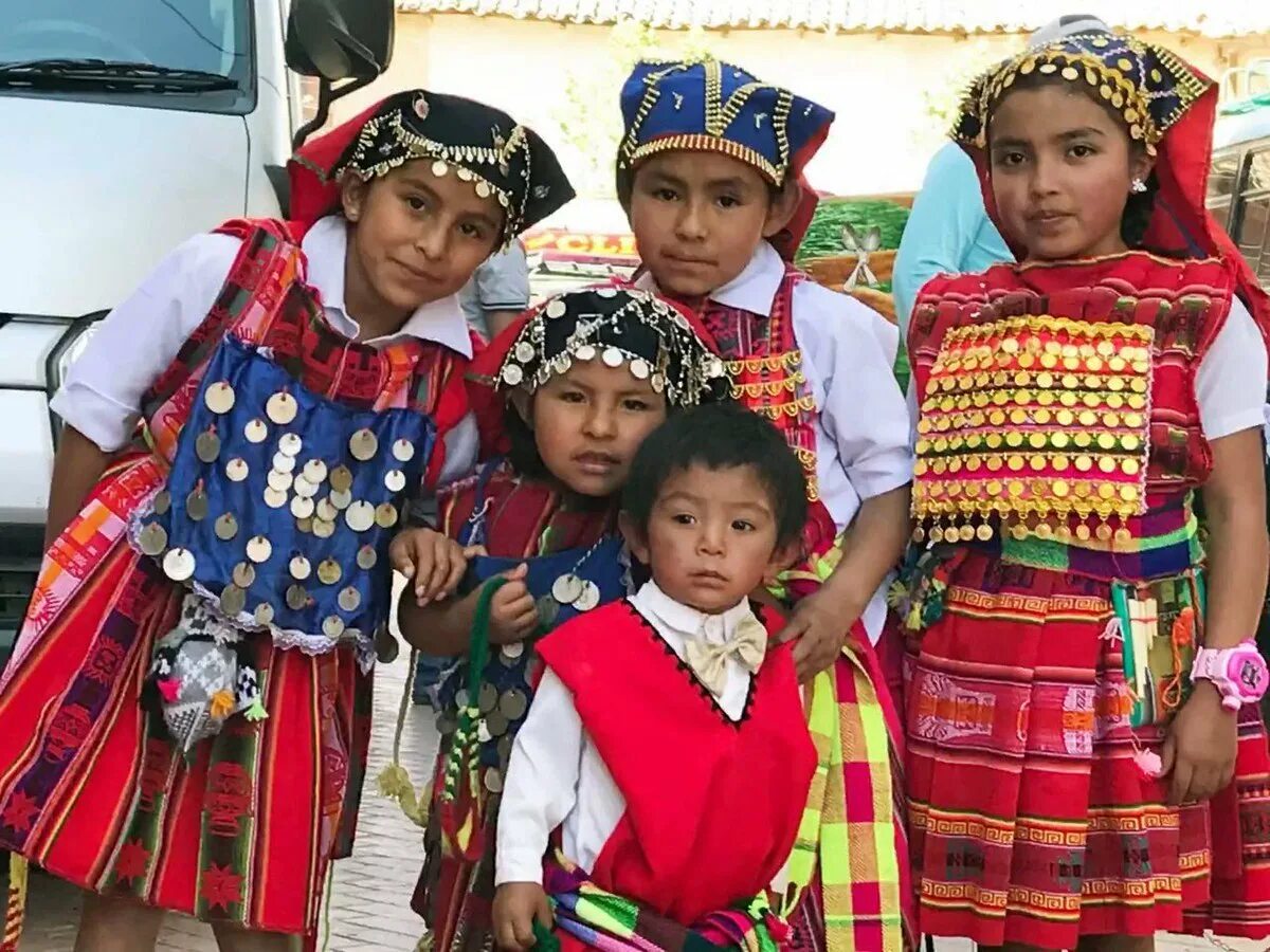 Национальная одежда страны. Аймара народ Южной Америки. Боливия испаноязычные боливийцы. Чили жители чилийцы. Население Чили народы.