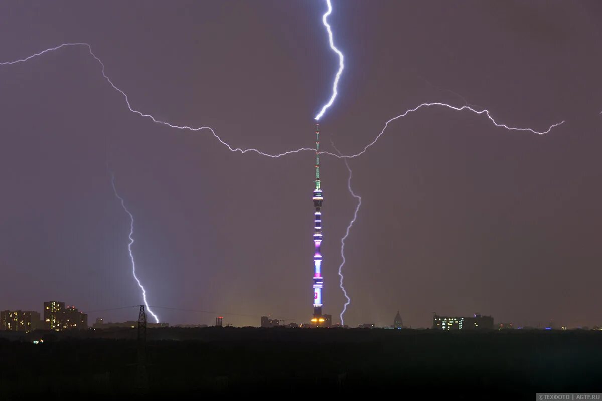 Где сейчас идет гроза. Молния в Останкинскую башню. Гроза в Москве 13 июля. Останкинская телебашня гроза. Гроза в Москве 2016.