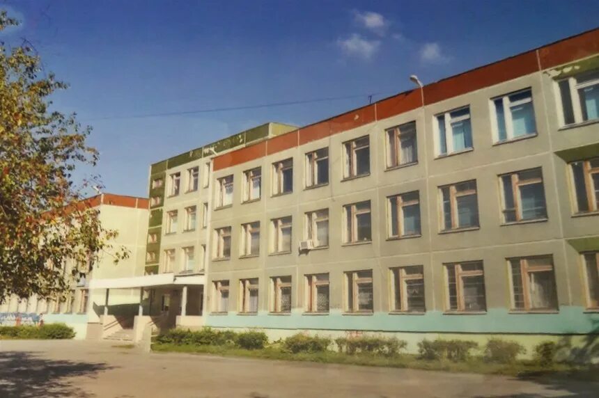 На территории школы 96. На территории школы 96. Школа 104 ростов. Школа 47 белгород стадион. Школа 70 челябинск.