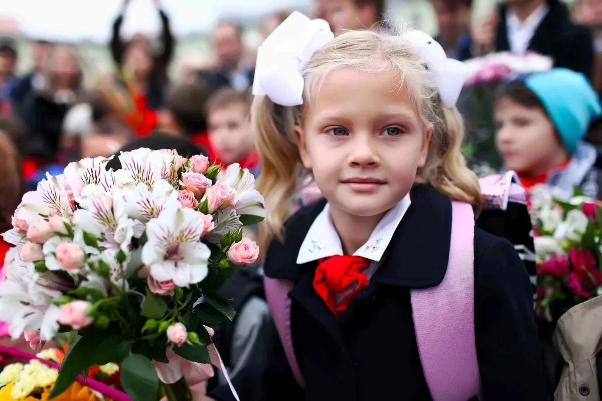 1 Сентября. Школьники на линейке. Первоклашки. Школьники 1 сентября.