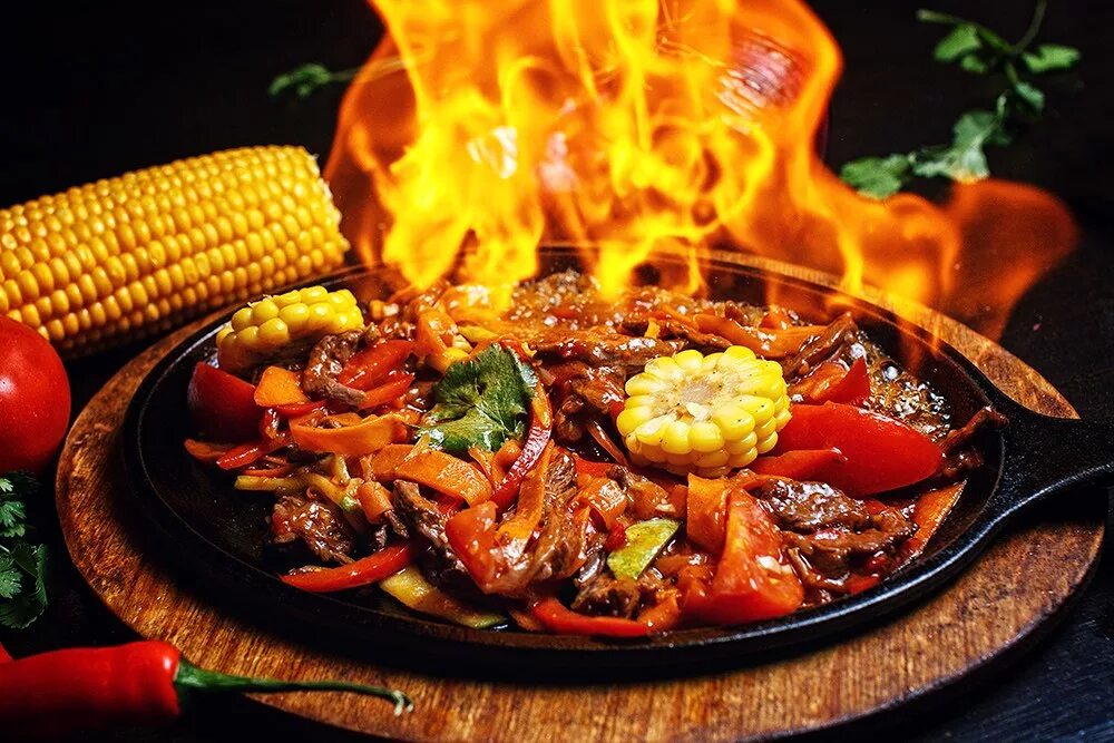 десерт аляска фламбе. вок на огне. повар готовит еду на огне. подай огонь. огонь в руке.