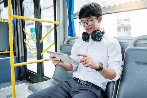 Люди в транспорте. People in Bus. Деловой мужчина в автобусе. Человек ждет автобус с телефоном.