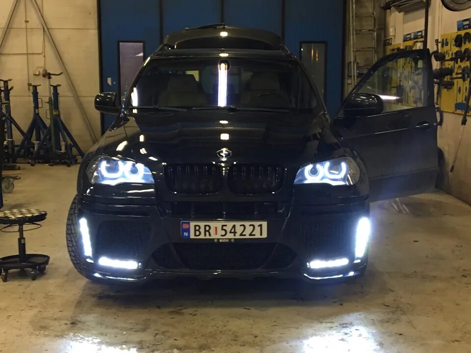 Дхо бмв. Ходовые огни BMW x5 e70. ДХО BMW x5 e70 HELLA. ДХО BMW x5 e70 точками. ДХО на БМВ х6 е71.