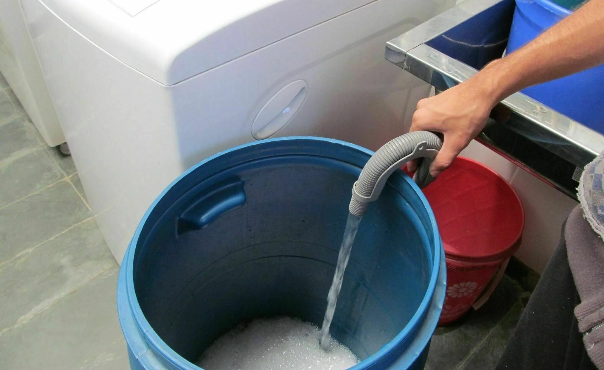 Вывод дренажной трубы из септика. Схема водоснабжения погружной насос колодец. Насос колодезный погружной схема. Сколько нужно сливать воду. Сбережение воды.