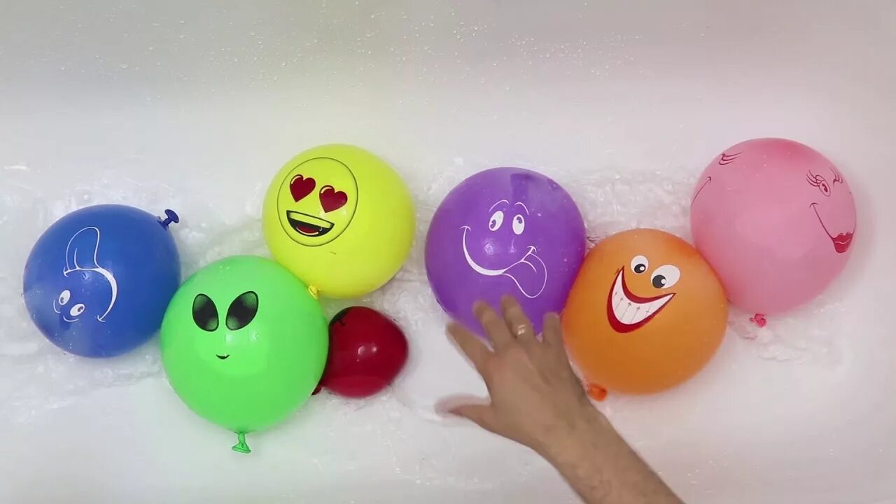 Видео про шары. Лопать шарики. Воздушные шарики с водой Учим цвета. Шарики шарики шарики. Цвета воздушных шариков лопать для малышей.