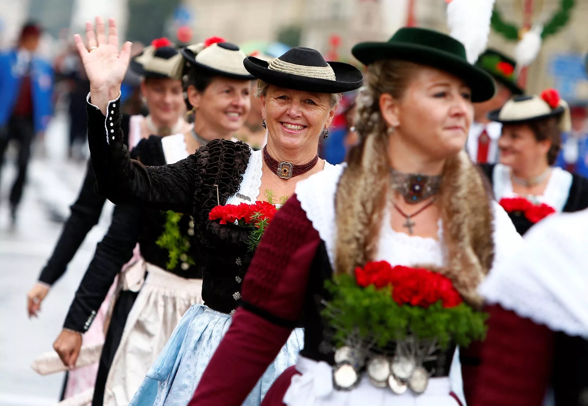 В германии 10 человек. Октоберфест в Германии традиции. Октоберфест шествие германцев. Октоберфест карнавал. Национальные традиции Германии.