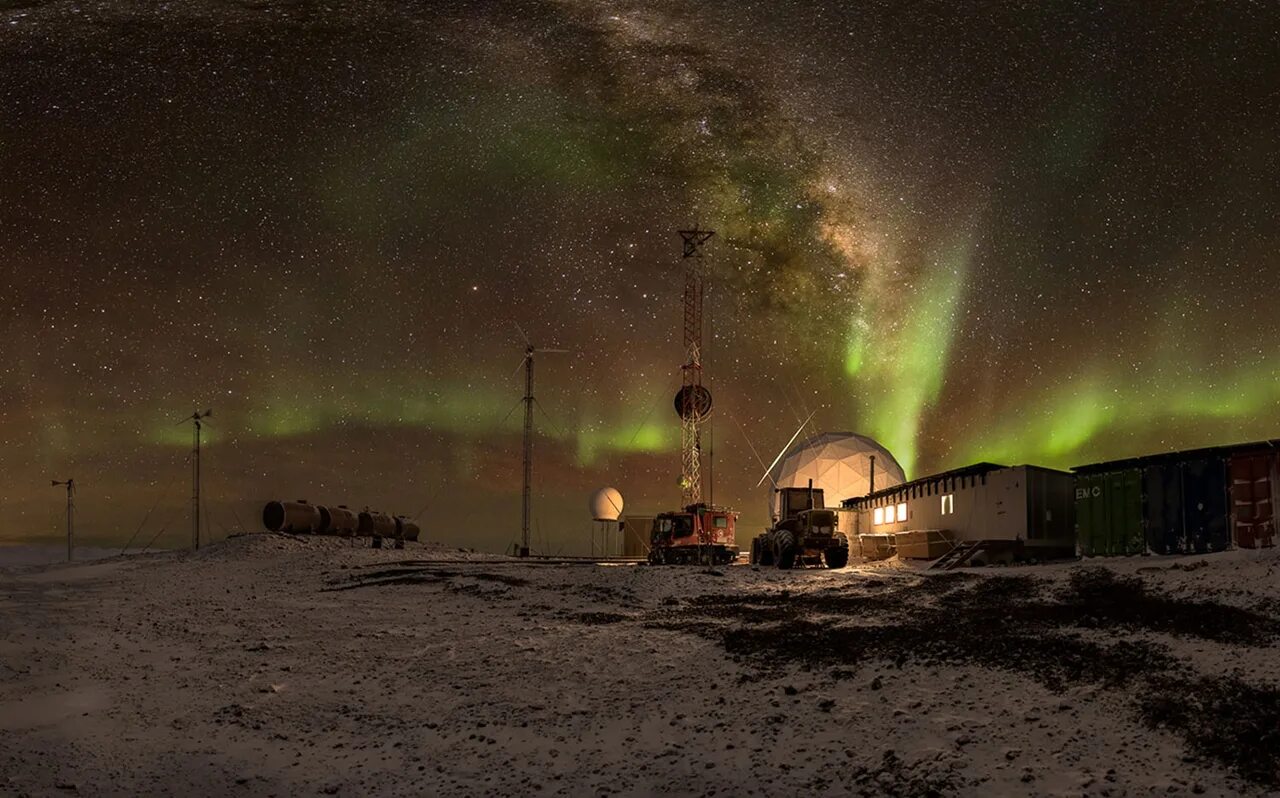два поезда расстояние между которыми. гало в антарктиде. Halley vi британская полярная станция. полярные станции в арктике. задача из двух поселков расстояние между которыми.
