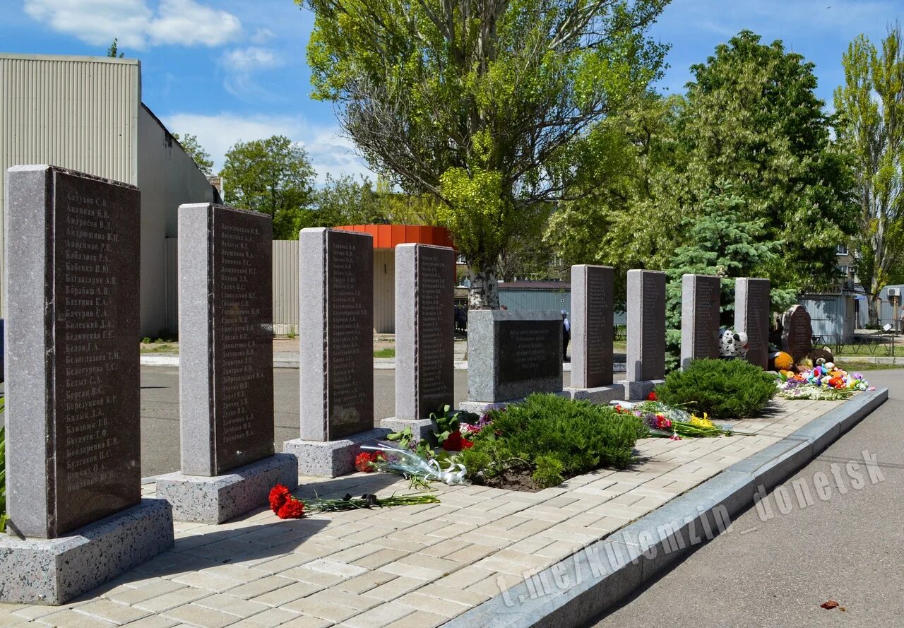 Памятник погибшим украина. Мемориал в Донецке. Памятник погибшим в ДНР. Мемориал погибшим на Донбассе. Мемориал погибших в Донецке.