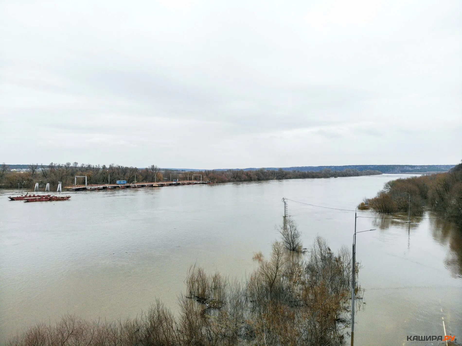 Ока вышла из берегов. Река Ока в городе Озеры. Река Ока Кашира. В Кашире разлив на реке Ока. Кашира набережная Оки.