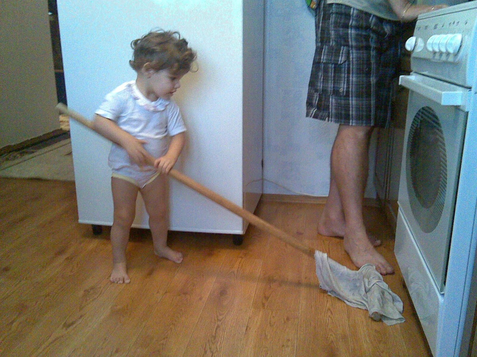 Бабушка мыла полы