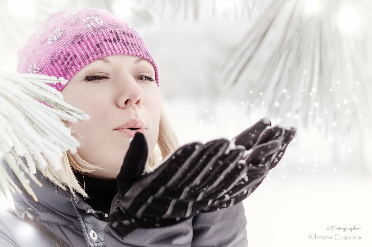 снег кружится. метель кружит. снег кружится летает летает. кружится и тает. кружится и тает.