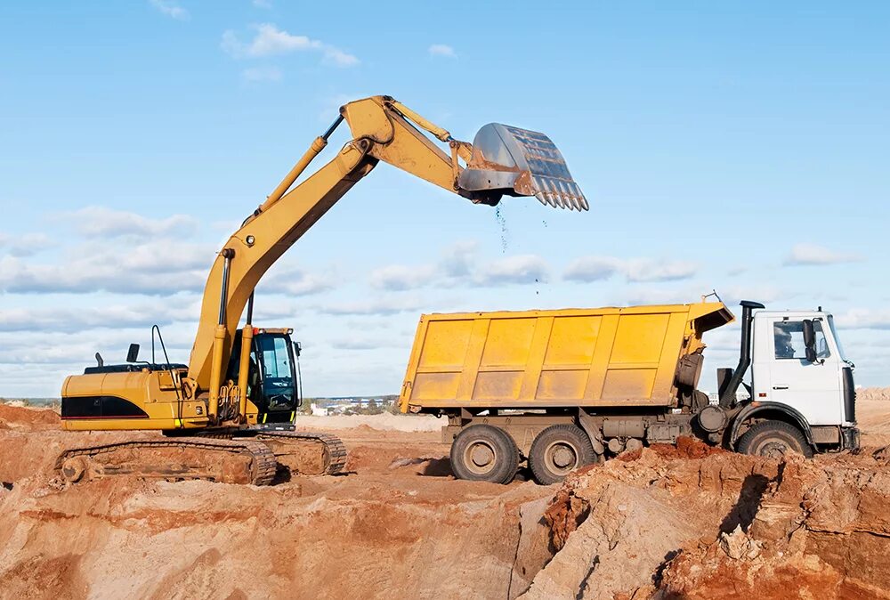 Самосвал вольво с песком. Экскаваторы грузят. Экскаватор земля. Jcb 240 lc. Экскаватор вольво 300.