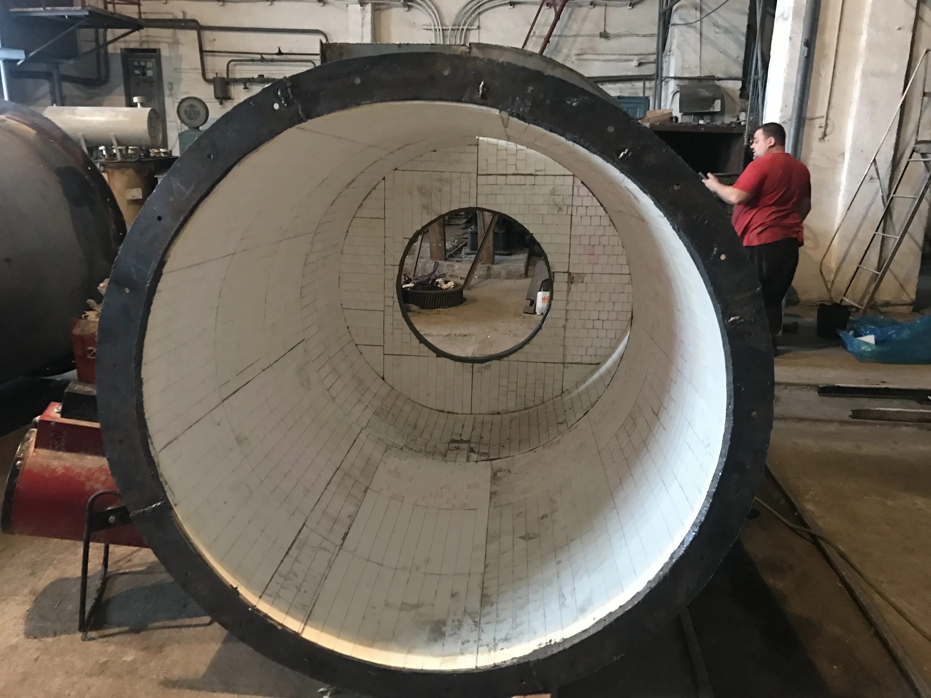 Футеровка 106000201210. Футеровка вращающейся ферросплавной печи. Футеровка топки кирпичной печи. Огнеупорная футеровка ммк. Футеровка огнеупорным кирпичом.