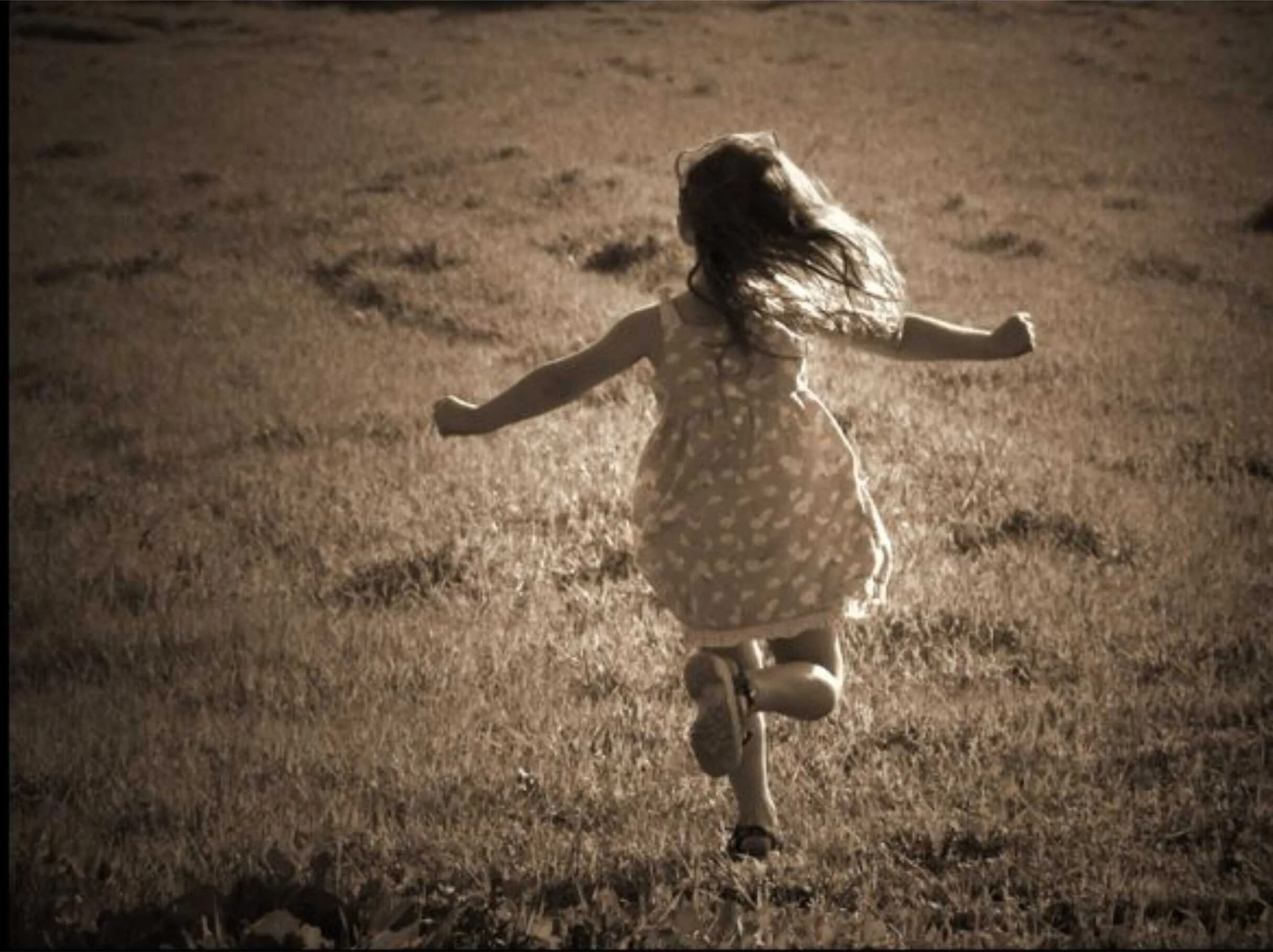 Забыла про счастье. Девочка бежит. Девушка убегает. Счастье картинки. Маленькая девочка бежит.