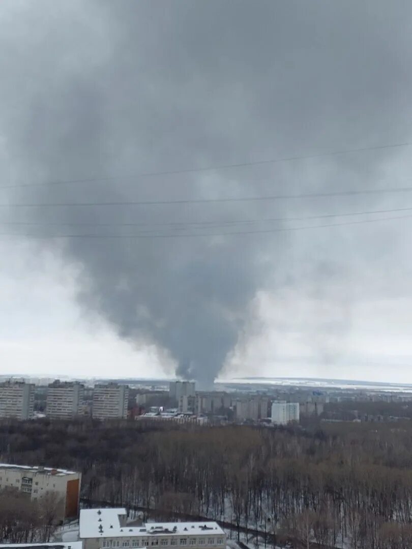 Что горит в ульяновске сейчас. Пожар на вещевом рынке. в ульяновске загорелся. панорама горит ульяновск. 27 рынок ульяновск в новом городе.