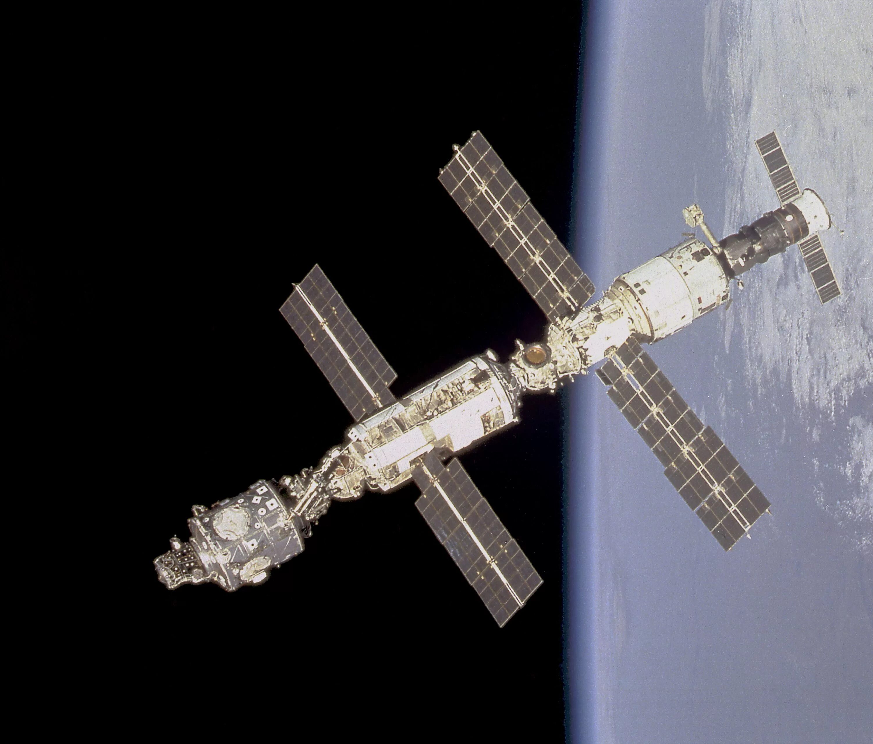 Мир (орбитальная станция). Станция мир 1986. Советская орбитальная станция мир. Салют-1 орбитальная станция. Станция мир 1