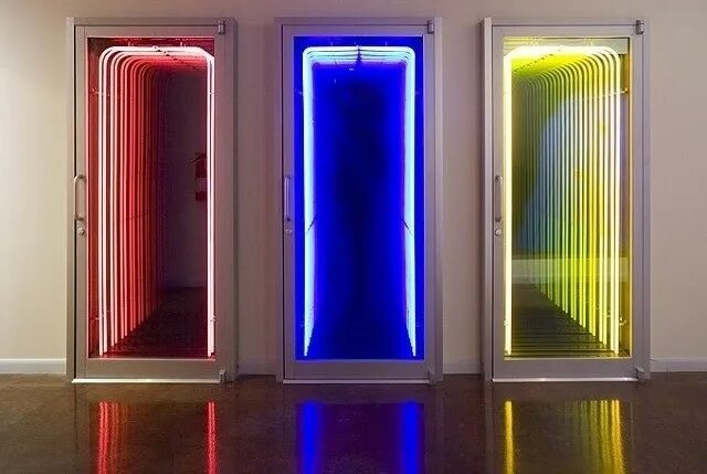 стеклянная дверь с подсветкой. двери в современном интерьере. межкомнатные двери с подсветкой. светящие двери. светящаяся дверь.