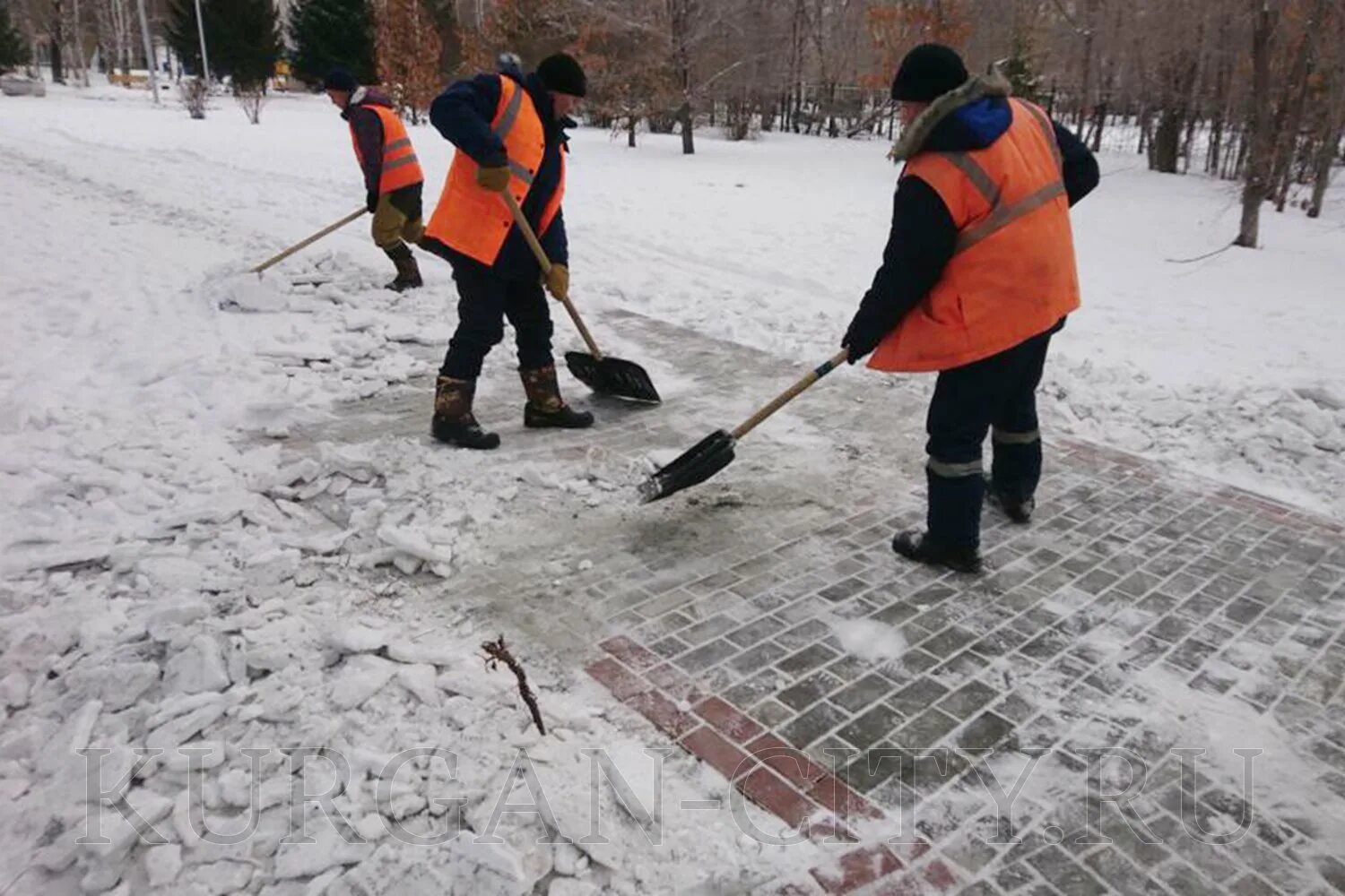 Работа дорожно коммунальное работа. Зимняя уборка улично-дорожной сети. мчс подметает. коммунальных дорожно=хозяйственные службы. дорожный рабочий вакансии в мурманске уборка парков и скверов.