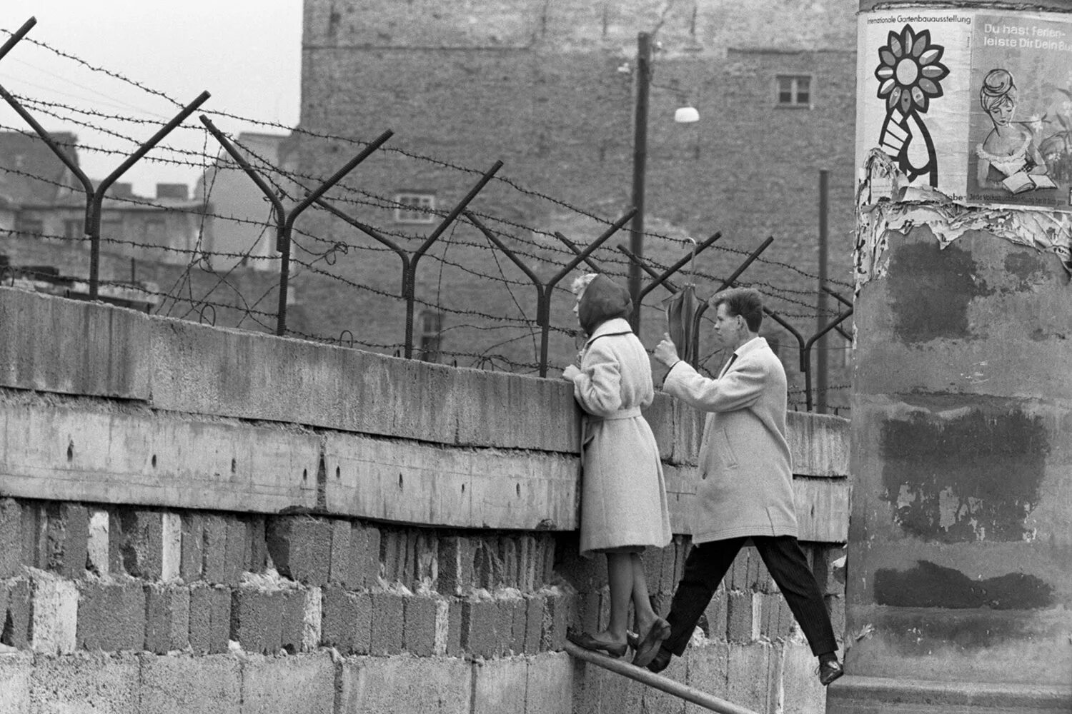 Фрг и гдр берлинская стена. Берлинская стена 1961. Берлинская стена ГДР И ФРГ. Стена в Берлине 1961. Берлинская стена была возведена 1961.