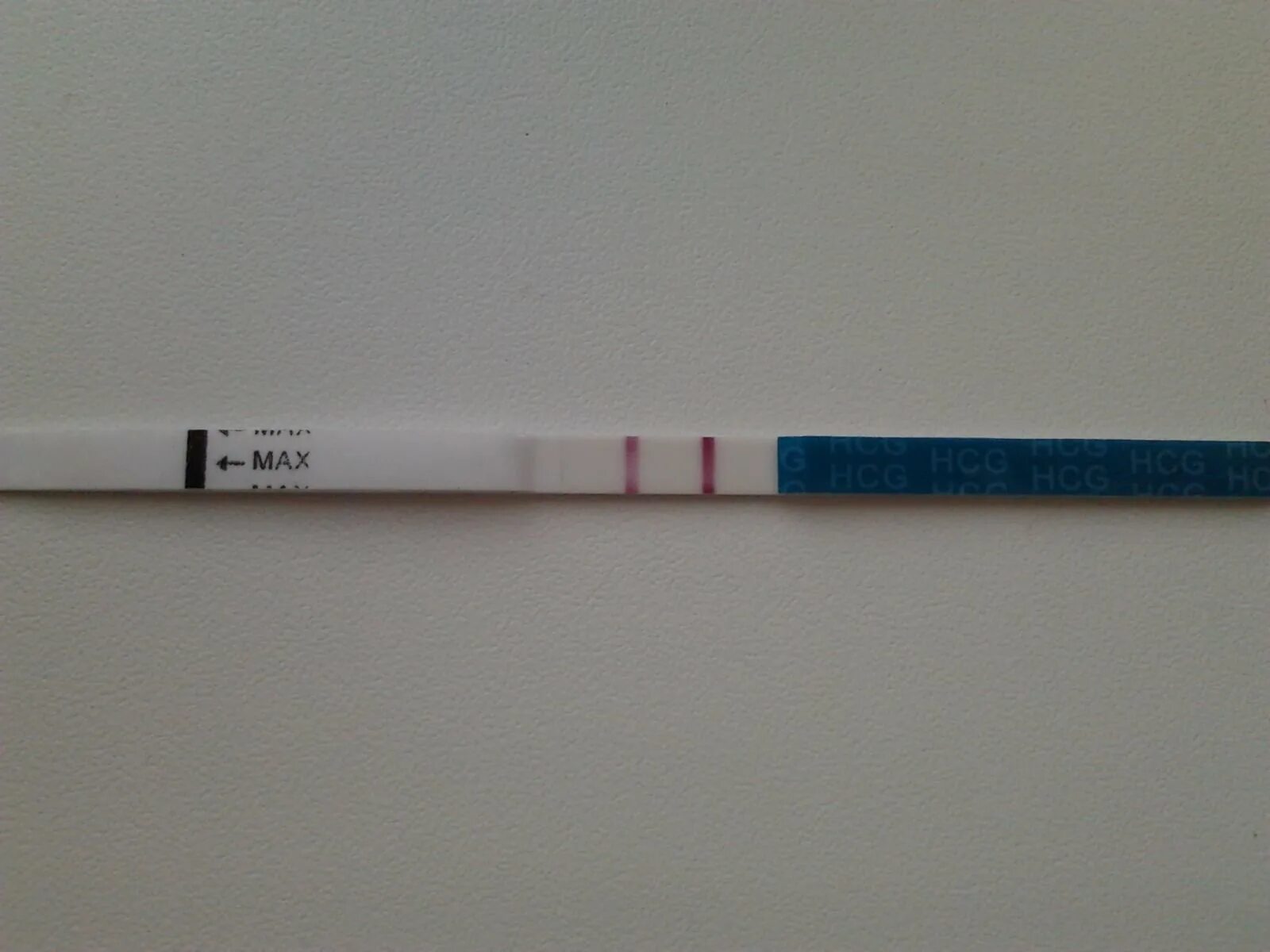 Тест положительный фото полоски. Тест на беременность 2 полоски. Тест с двумя полосками. Тест на беременность полож. Положительный результат теста на беременность.