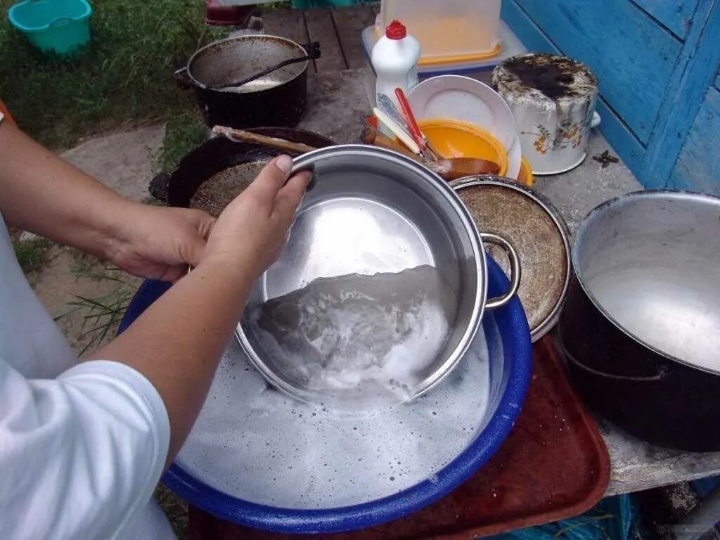 Мытье кастрюли. Очистить алюминиевую кастрюлю. Отмыть алюминиевую посуду. Очистка алюминиевой посуды.