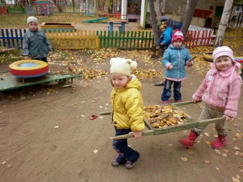 Дети собираются на прогулку. Прогулка в детском саду. Дошкольники на прогулке. Дети на прогулке в детском саду. Труд на прогулке в детском саду.