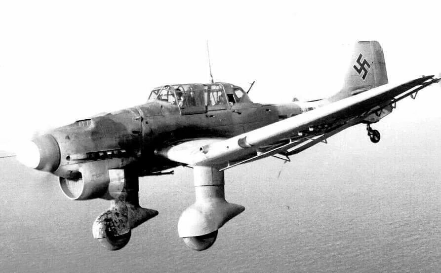 Junkers ju 87 stuka. Пикирующий бомбардировщик junkers ju 87. Немецкий самолет штука. Немецкий бомбардировщик юнкерс 87. Самолет ju 87.